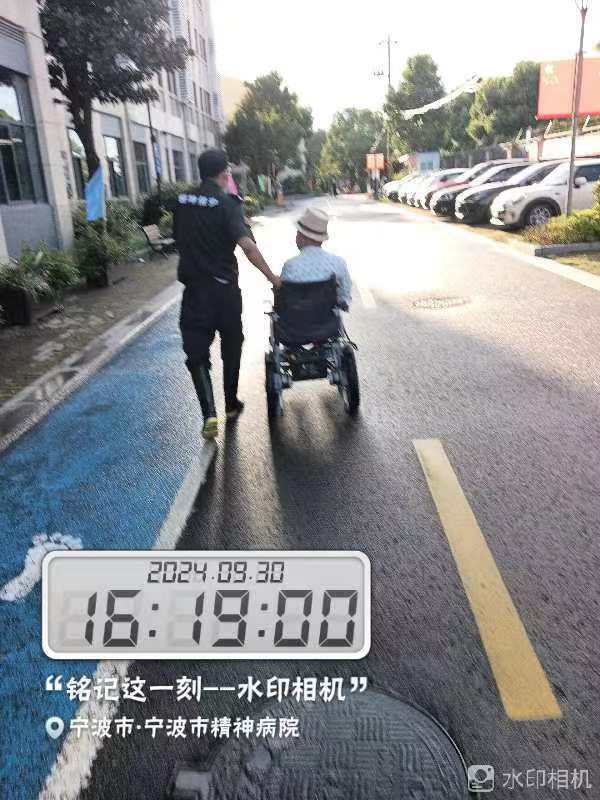 推轮椅.jpg