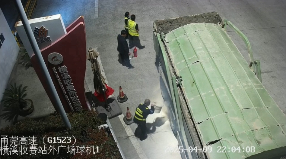 灭火完成后，葛师傅用水浇起火部位.png